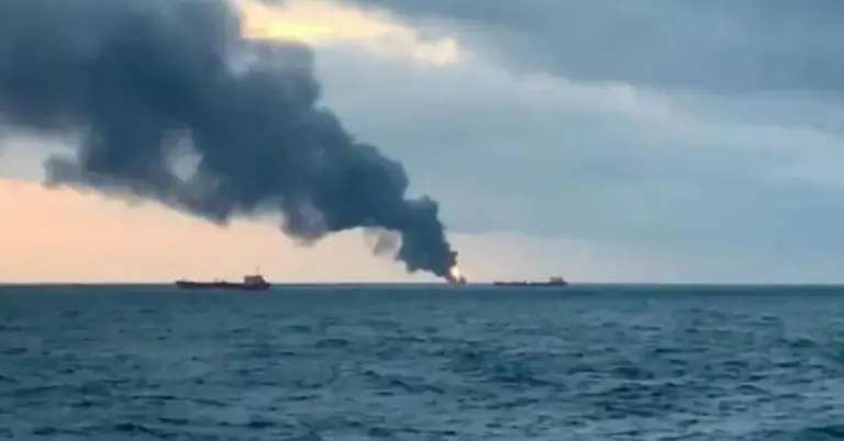 তেলবাহী জাহাজ জ্বলছে